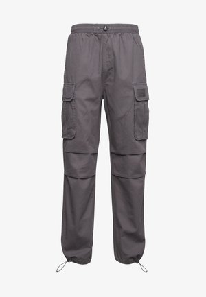 Pantalons cargo gris avec une taille élastique, plusieurs poches latérales et des poignets ajustables. Fabriqués en tissu durable avec une texture lisse.