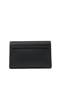 Portafoglio a pochette in pelle nera con forma rettangolare strutturata, texture liscia e chiusura a pattina. Design minimalista senza hardware visibile.