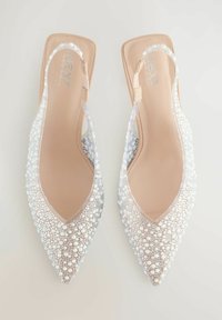 Čisté, špičaté slingback boty s transparentním svrškem zdobeným bílými perlami a flitry, s nahým koženým stélkou.