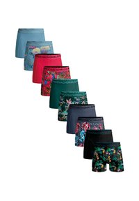 Nyolc pár boxeralsó változatos színekben és mintákkal, logós pánttal. Az anyag rugalmas szövet, virág- és állatmotivekkel.