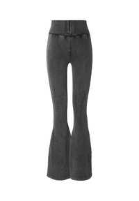 Pantalones grises acampanados con una pretina ancha. Confeccionados con una tela suave, que presenta una textura lisa y una silueta ajustada que se ensancha en los tobillos.