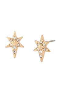 Boucles d'oreilles dorées en forme d'étoile avec une surface texturée, ornées de strass transparents à différents endroits de chaque étoile.