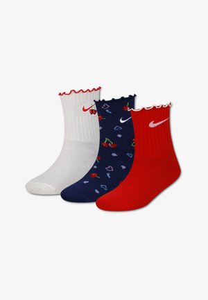 Drie paar sokken: wit met een gerimpelde rode rand en kersmotief, marineblauw met kleurrijke patronen, en effen rood met een gerimpelde rand.