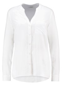 Camicia bianca a maniche lunghe realizzata in un tessuto morbido, con chiusura a bottoni, colletto arrotondato e una piccola tasca sul petto.