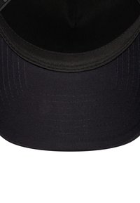Gorra de béisbol negra con una textura de tela suave, visera curvada y sin logotipos ni patrones visibles. El interior es completamente negro.