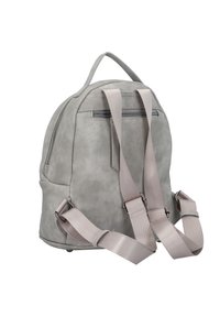 Sac à dos en simili cuir gris avec des bretelles réglables rose clair, une poignée supérieure et une poche zippée à l'arrière. Forme arrondie, texture douce.