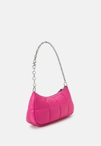 Felle roze, geborduurde handtas met een zilveren schouderband en ritssluiting, weergegeven op een witte achtergrond.