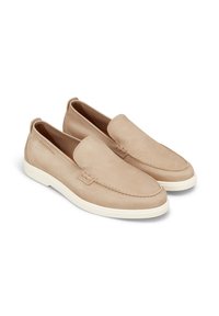 Chaussures à enfiler en cuir beige avec un bout rond, des détails cousus et une semelle en caoutchouc blanche. Design minimaliste avec une texture lisse.