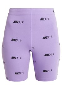 Lavendelfärgade tajta shorts med upprepade svarta "NIKE AIR"-logotyper tryckta över hela tyget.