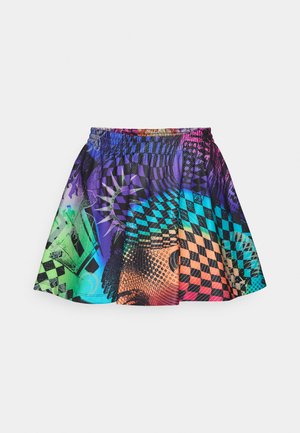 Bunt gemusterter Minirock mit elastischem Bund, gefertigt aus leichtem Stoff mit einem lebhaften geometrischen Muster in Lila, Blau und Grün.