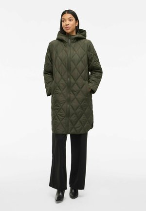 Gepolsterte, olivgrüne Pufferjacke mit Kapuze, Frontreißverschluss und zwei Seitentaschen; zeichnet sich durch Rautenmuster und ein knielanges Design aus.