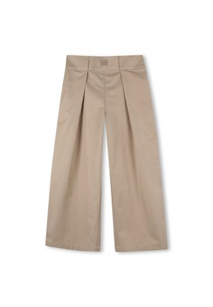 Pantalons larges beige avec des plis avant et une texture lisse. Comprend une taille texturée et une silhouette épurée et ajustée.