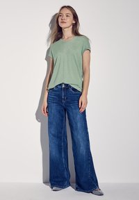 Street One GLITZERNDES V-NECK  - Jednoduché tričko - grün