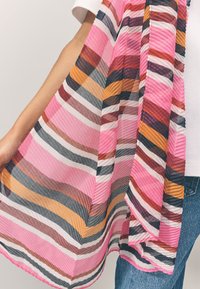 Sciarpa leggera a righe rosa, arancione, grigia e bianca con trama arricciata e bordi aderenti a contrasto.