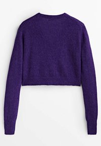 Pull court violet à manches longues avec encolure ronde et tissu tricoté texturé, posé à plat sur un fond blanc.