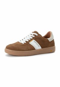 Bruine suède sneakers met witte accenten, witte veters, gewatteerde kraag en een getextureerde gumrubberen zool. Voorzien van perforaties voor ademend vermogen.