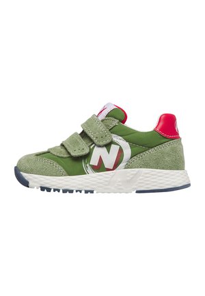 Sneaker per bambino piccolo verde e rossa con due cinturini di velcro, logo "N" bianco, suola bianca testurizzata e suola esterna blu navy su sfondo bianco.