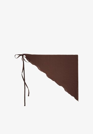 Brązowa trójkątna chusta lub bandana z długimi wiązaniami w jednym rogu, wykonana z lekkiego materiału z lekko falistymi brzegami.