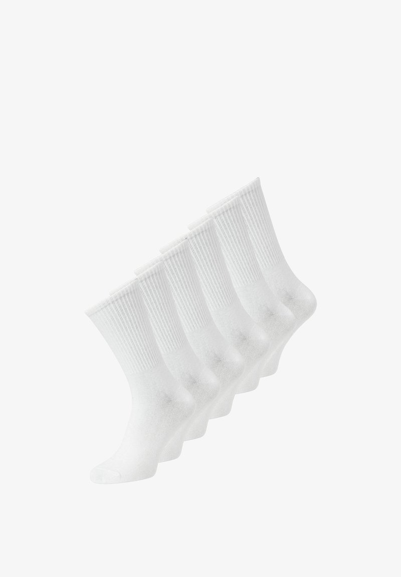 Six paires de chaussettes blanches montantes avec des bords côtelés, présentées en chevauchement dans une rangée ordonnée sur fond blanc.