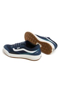 Námořnické modré tenisky s síťovaným svrškem, bílým pruhem a gumovou podešví. Mají polstrovaný límec a texturovanou podrážku pro lepší přilnavost.