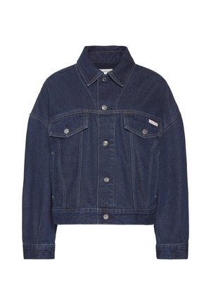 Chaqueta de mezclilla azul oscuro con cierre de botones, dos bolsillos con solapa en el pecho, mangas largas y un pequeño logo de Calvin Klein en el bolsillo derecho.