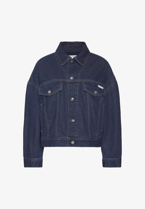 Chaqueta de mezclilla azul oscuro con cierre de botones, dos bolsillos con solapa en el pecho, mangas largas y un pequeño logo de Calvin Klein en el bolsillo derecho.