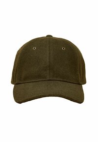 Olīvu zaļa beisbola cepure no teksturēta auduma ar līkumotu izciļņu un ventilācijas atverēm, ar izšūtu logotipu sānos.