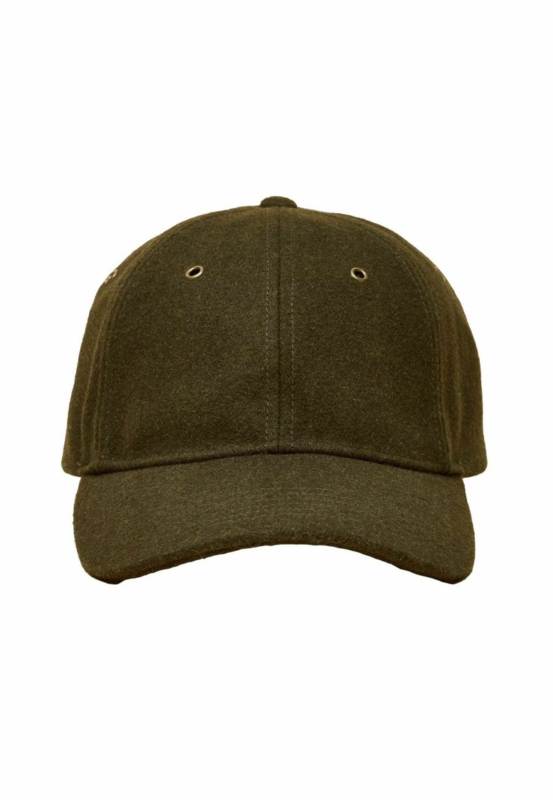 Olīvu zaļa beisbola cepure no teksturēta auduma ar līkumotu izciļņu un ventilācijas atverēm, ar izšūtu logotipu sānos.