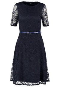 Robe en dentelle bleu marine avec manches courtes, encolure ronde, ourlet à hauteur des genoux et une fine ceinture assortie à la taille.