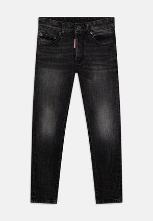 Jeans in denim nero con una finitura sbiadita, dotati di due tasche frontali, chiusura con bottone e un'etichetta centrale con logo vicino alla vita.