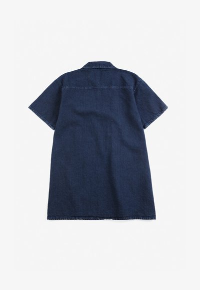 Chemise en jean bleu foncé à manches courtes vue de dos avec un col pointu sur fond blanc uni.