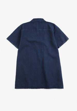 Chemise en jean bleu foncé à manches courtes vue de dos avec un col pointu sur fond blanc uni.
