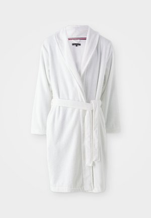 Hvid badekåbe af frotté med sjalskrave, trekvartærmer, bånd i taljen og blød tekstur. Enkel, glat design uden mønstre.