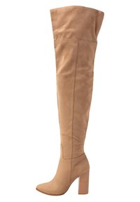 Stivali over-the-knee in camoscio beige con punta affusolata e tacco cubano spesso e texturizzato. Cuciture decorative lungo l'asta.