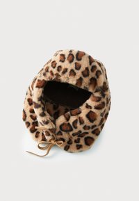 Cachecol com capuz em pelúcia falsa de padrão de leopardo, com uma textura suave, em tons de castanho e bege, e detalhe em couro atado para ajustabilidade.