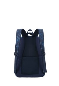 Marineblauem Rucksack mit gepolsterten Schulterriemen in strukturiertem blauen Muster, einem Netzrückenpanel und einem großzügigen Hauptfach.