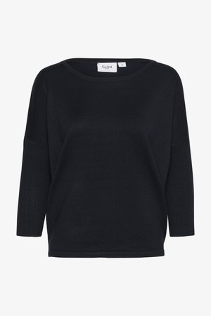 Čierny sveter s širokým výstrihom, trojštvrťovými rukávmi, rebrovanou textúrou a voľným strihom. Materiál vyzerá mäkko a pohodlne.