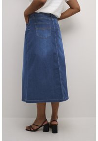 Denim midi rok in donkerblauw, met een rechte snit, achterzakken met decoratieve stiksel en een gladde textuur.