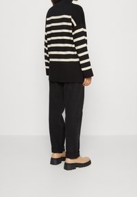Object Sweter