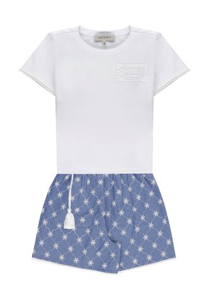 Top bianco a maniche corte con maniche rifinite in pizzo e logo ricamato, abbinato a pantaloncini blu con ricamo bianco a tema stelle e coulisse con nappine.