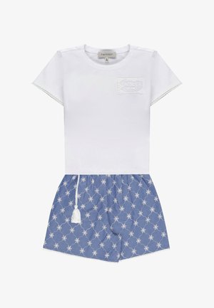 Top bianco a maniche corte con maniche rifinite in pizzo e logo ricamato, abbinato a pantaloncini blu con ricamo bianco a tema stelle e coulisse con nappine.