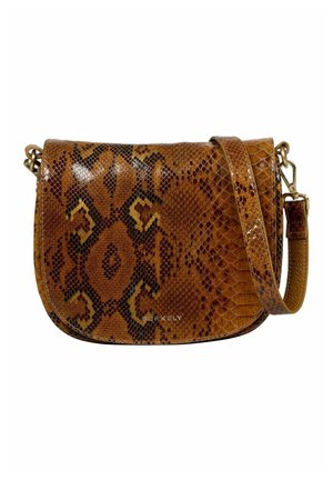 Sac en bandoulière imprimé serpent marron avec une texture glossy, rabat arrondi, quincaillerie dorée et une sangle réglable. Présente un détail de logo subtil.