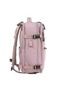 Mochila rosa claro con múltiples compartimentos, cremalleras y correas ajustables. Cuenta con bolsillos laterales de malla y un cierre de hebilla.
