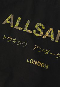 Juodas audinys su ryškiu "ALLSAINTS" tekstu, turinčiu žalią ir geltoną kamufliažo raštą, taip pat japonų simboliais ir "LONDON".