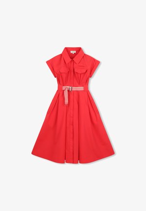 Robe en coton rouge à manches courtes et col, avec deux poches avant et une ceinture blanche et rouge à motifs à la taille.