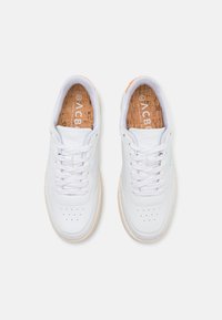 ACBC EVERGREEN BICOLOR UNISEX - Sportcipő - white/salmon/acquamarina