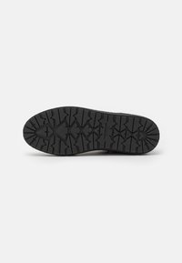 Vagabond FRED - Botas clássicas de cano curto - black