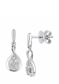 Strieborné visiace n�áušnice v tvare kvapky, s hromadou malých čírych kamienkov zasadených do plynulého dizajnu.