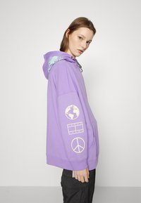 Tommy Jeans HOODIE - Felpa - violet viola