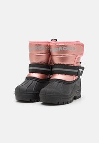 Rosa gepolsterte Schneestiefel mit schwarzen Gummisohlen, ausgestattet mit verstellbaren schwarzen Riemen und einem Logo an der Seite. Strukturierte Oberfläche für besseren Halt.